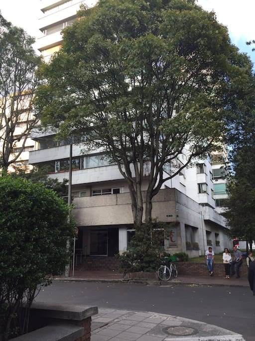 Edificio seguro, excelente ubicación y parqueadero
