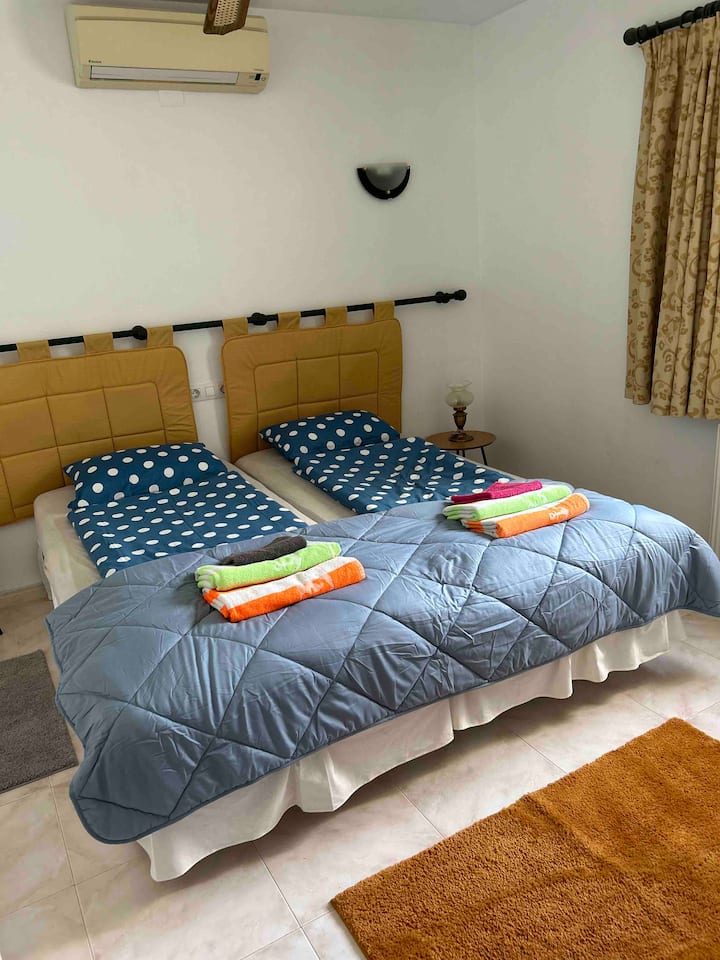 Chambre 2
 Lit double 2x90x200, armoire, 2 tables de nuit, climatisation