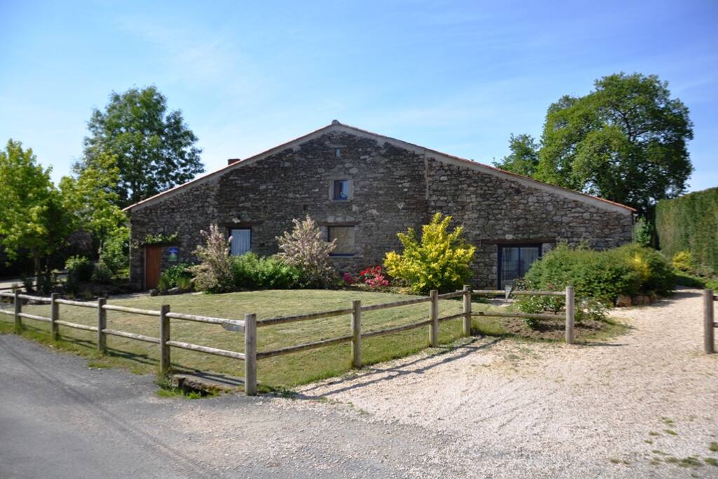 Façade de l'ancienne grange rénovée pour vous accueillir dans 4 chambres et une pièce de vie