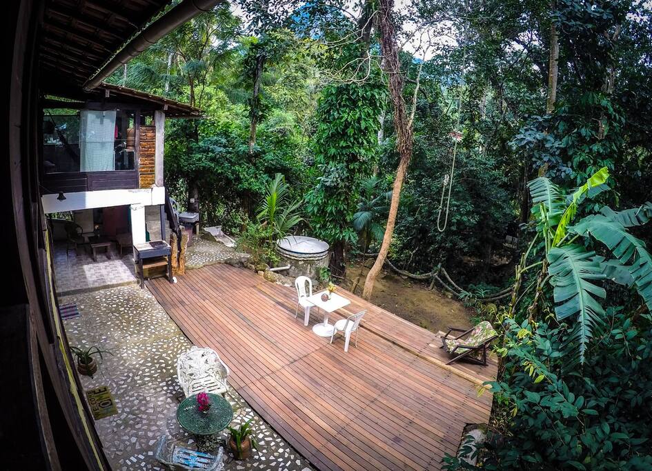 Essa área aos fundos ,com entrada independente, é onde um dos anfitriões pode ficar se estiver na ilha