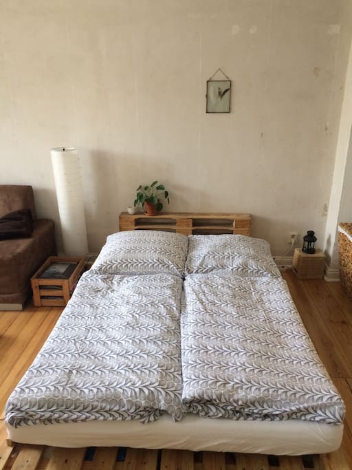 Cozy pallet bed