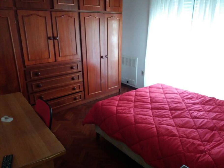 Dormitorio con balcón y gran ventana