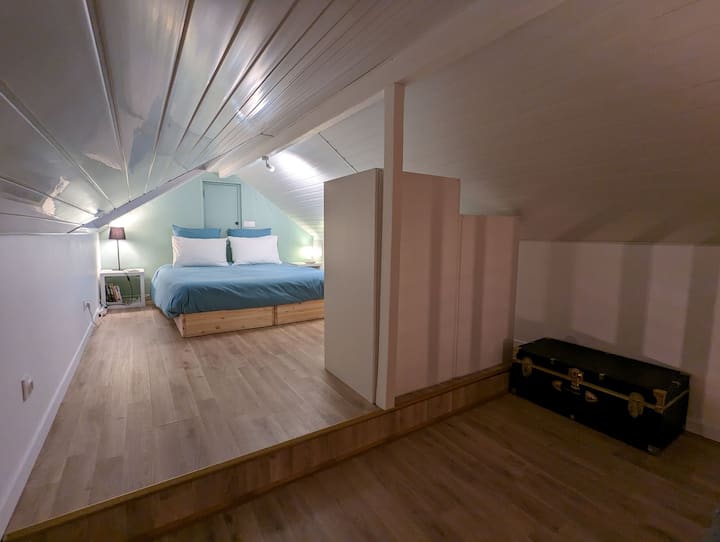 ชั้นลอยพร้อมเตียงขนาด 160 * 200
ความสูง 1m80