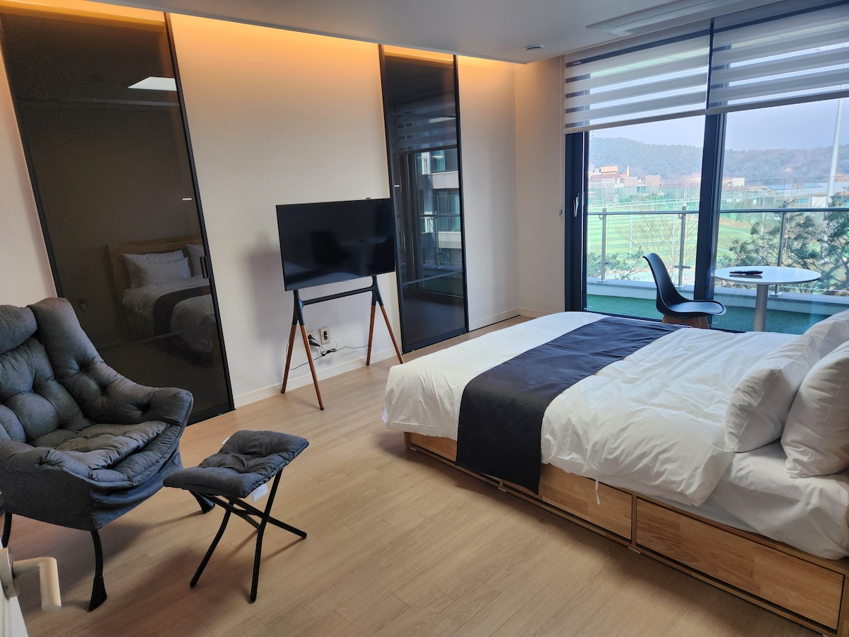 การตกแต่งภายในห้องขนาดใหญ่และเก้าอี้นวม