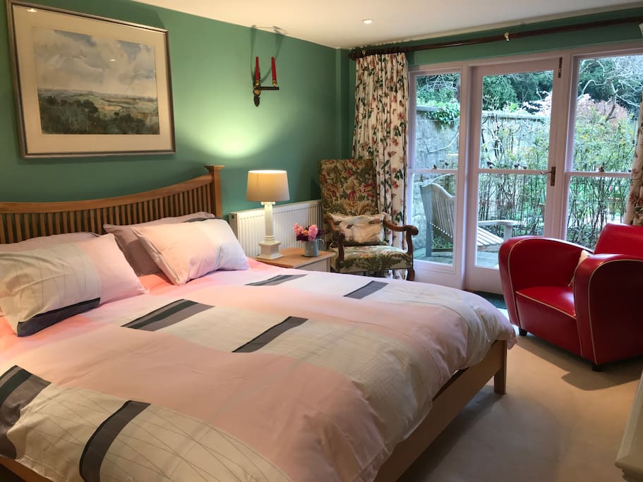 Gorgeous 6 foot Harrods bed!