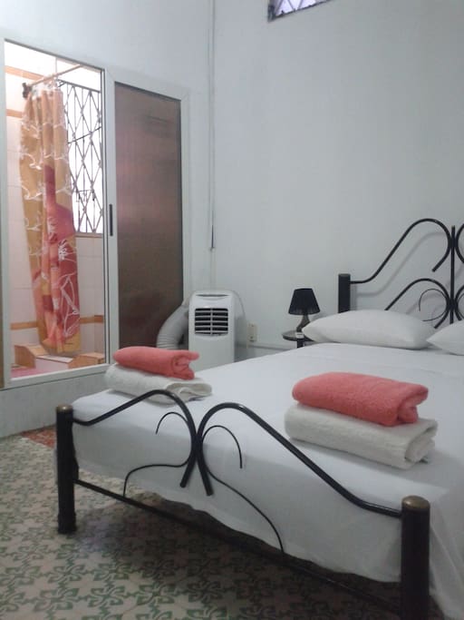 Room with bathroom ensuite. Very quiet Room, the bathroom is inside of it. Twin beds.