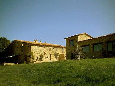 Entire farmhouse surrounded by the greenery of the Maremma