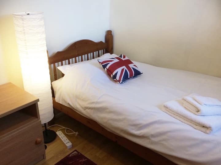 Single Room nr City Center + Breakfast & Bike Bed and breakfasts for