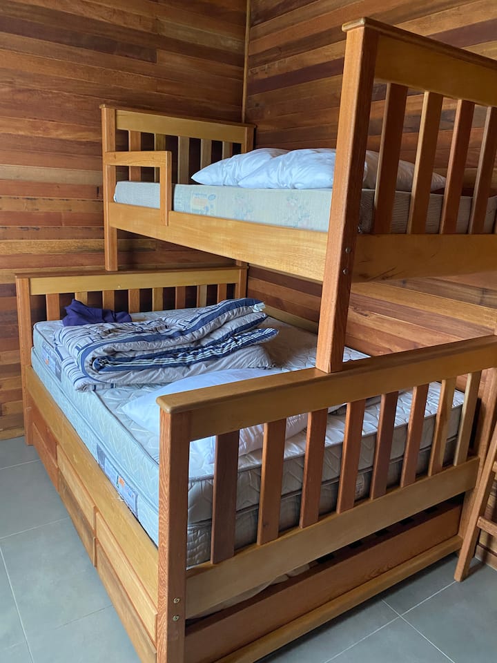 Srednja spavaća soba s dva bračna kreveta i krevetom za jednu osobu, za 5 osoba 