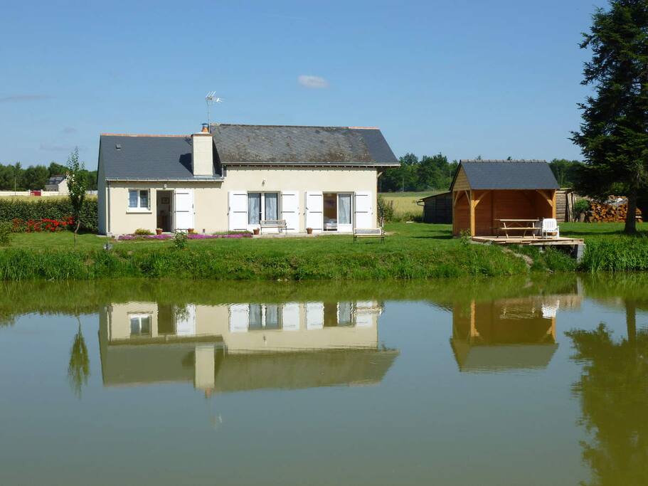 Vue de l'autre rive de l'étang