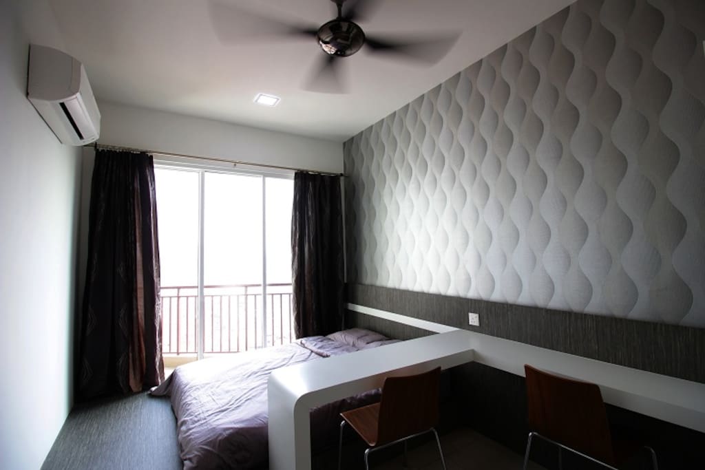 Bedroom 1 - Queen Bed
