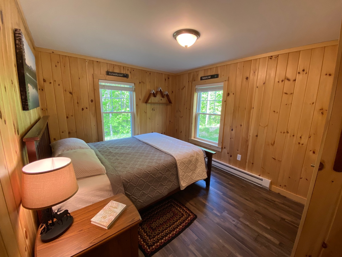 Dormitorio 1 con cama tamaño queen en el primer piso