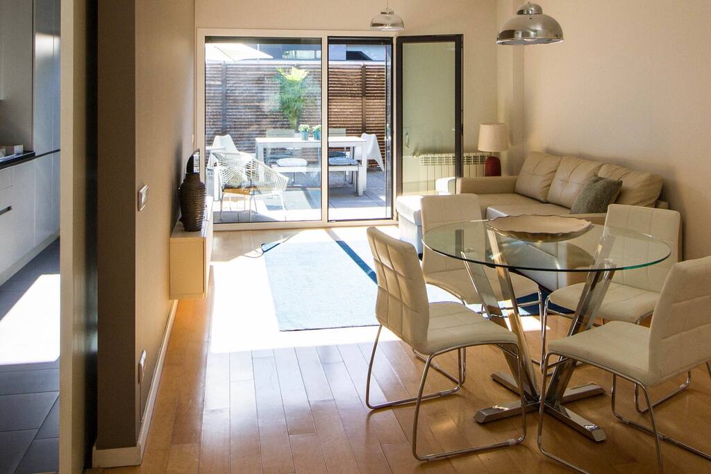 Living room with central heating and cable TV with 180 channels