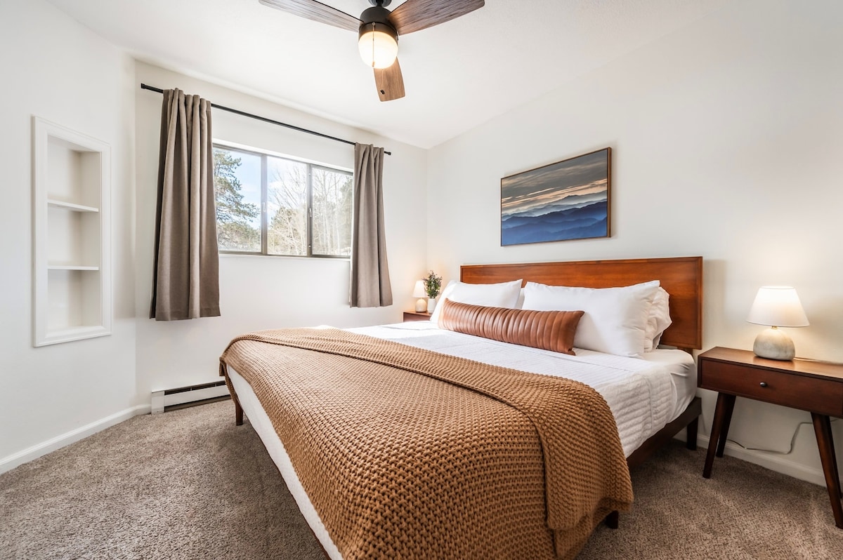 Manželská posteľ v druhej spálni.