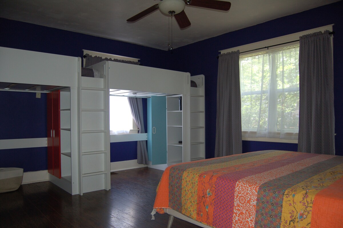 Druga spavaća soba ima dva kreveta u potkrovlju koji su vrlo čvrsti i bračni krevet.