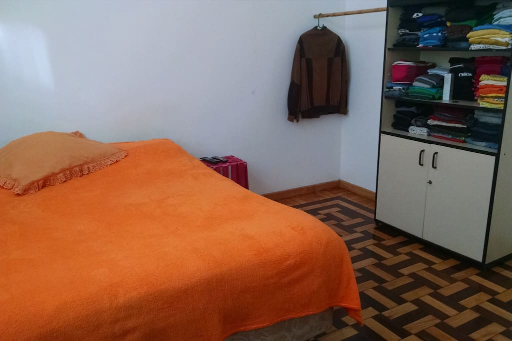 Quarto grande com cama de casal, armário para roupas, TV grande com canais a cabo