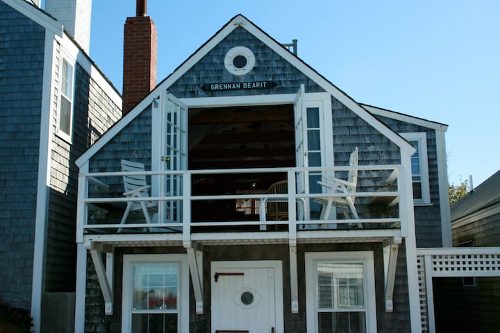 The Boathouse On Nantucket S Old North Wharf Cottages For Rent