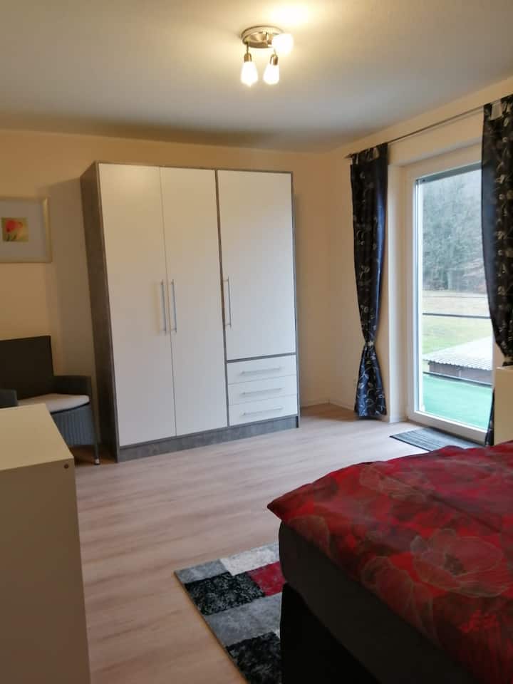 Dormitorio 2, de tamaño generoso con una cama de somier muy cómoda con cubrecamas de 180 y 200 cm. También con balcón