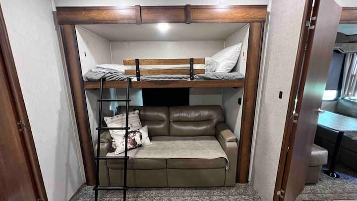 Etagenzimmer rechts;
- Etagenbett
- ausziehbare Couch zu einem großen Bett. Wir haben es gut gefunden, es zusammen mit den Schlafsäcken zu verwenden, wenn die Kinder fernsehen.
- Die obere Liege kann auf der Vorderseite angehoben werden, um mehr Kopfraum hinzuzufügen, kann auf der Vorderseite angehoben werden.