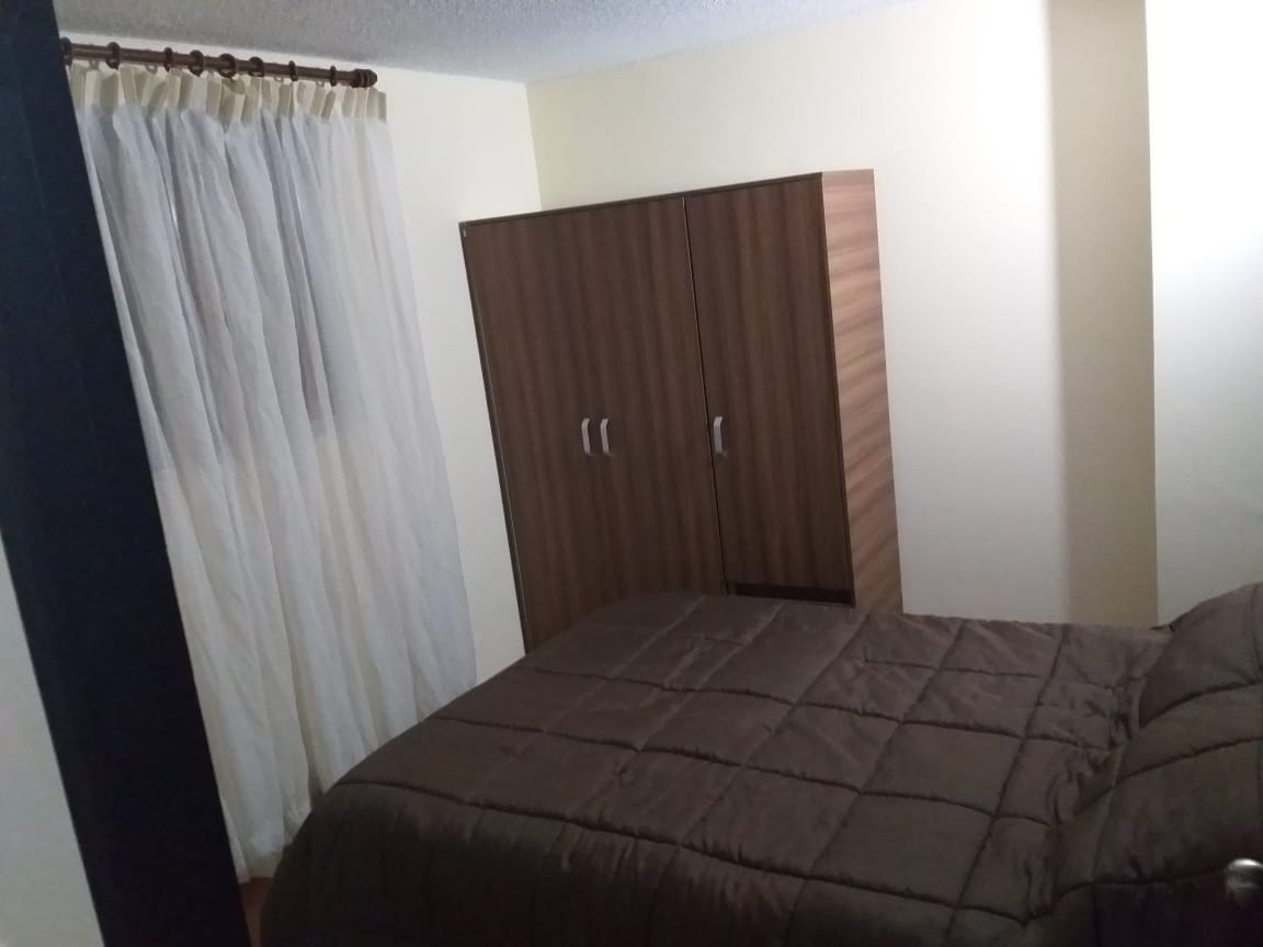 Chumba cha kulala na kabati ya nguo