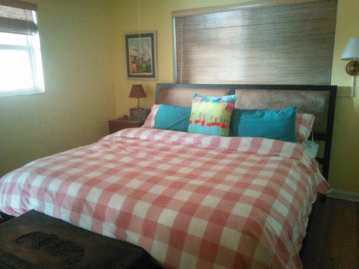 เตียงใหญ่และห้องน้ำ