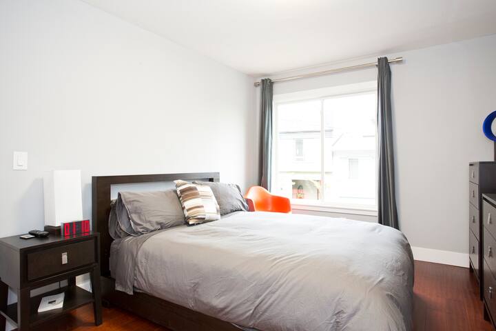 Stylish & Contemporary gallery image 3