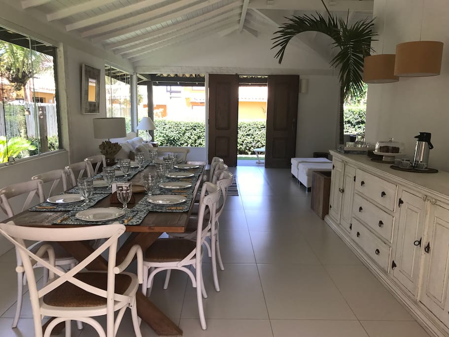 Sala de jantar integrada à sala principal e varandão externo