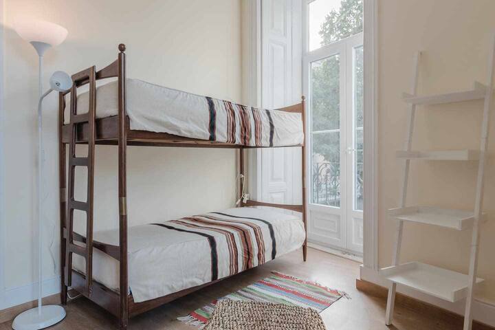 Central Lisbon 5-Bedroom Apartment Near Baixa gallery image 3