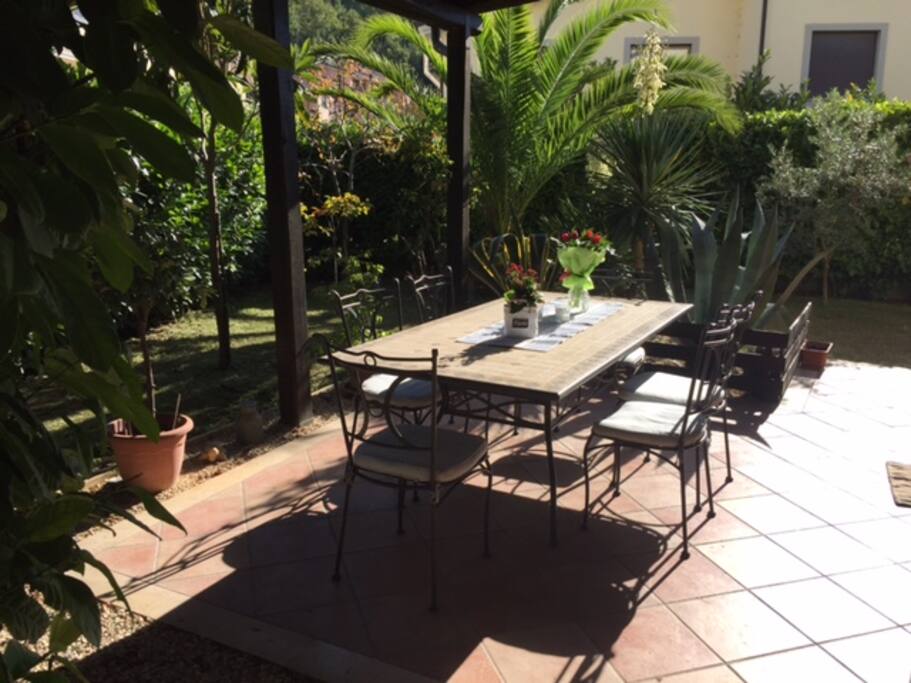 Terrassenmed matbord där 10 personer kan äta bekvämt