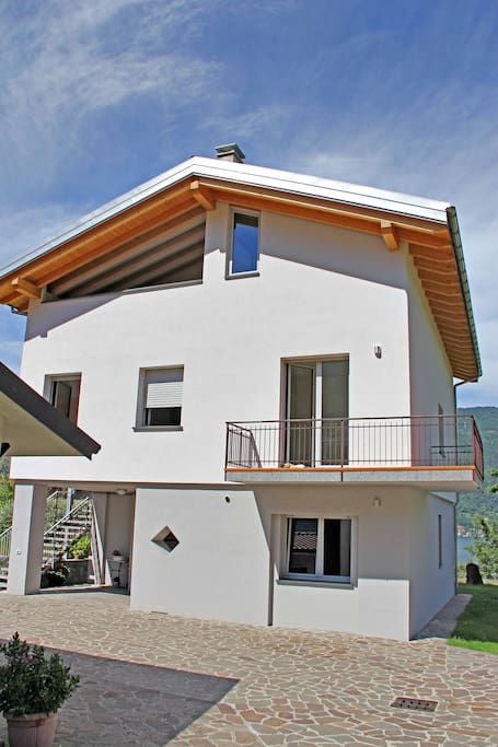 Facciata del B&B del Lario con evidenza del balcone della camera Lucia