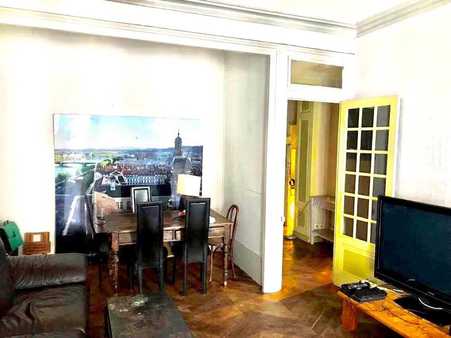 Côté repas du salon