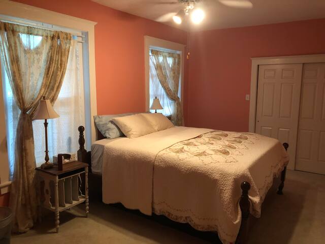 Large Rm, King Bed, 100 yr Victorian on Southside