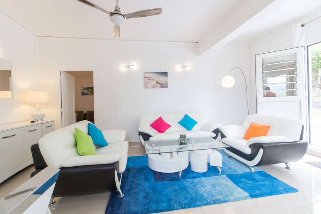 SALON TRES SPACIEUX ET CONFORTABLE