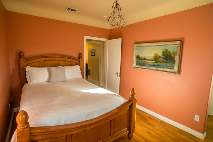 Dhoma e gjumit e nivelit kryesor 1 -Queen Size Dhoma e gjumit