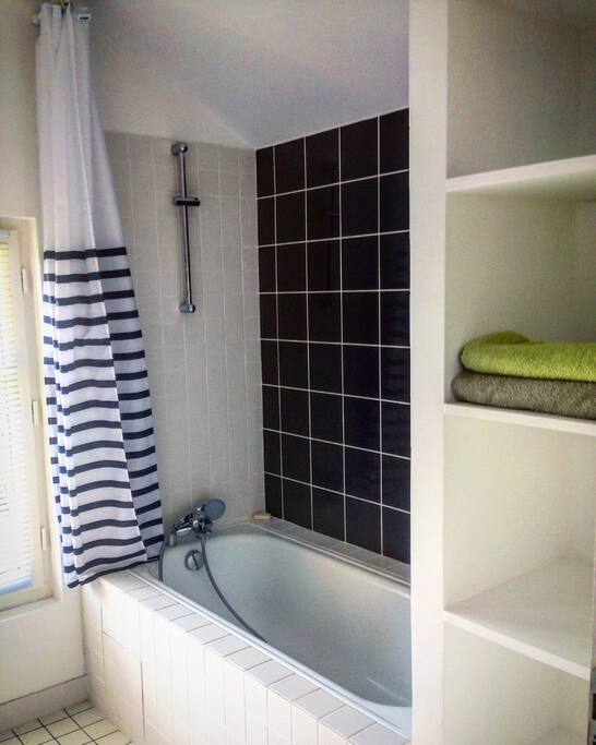 La salle de bain neuve tout confort du 1er étage