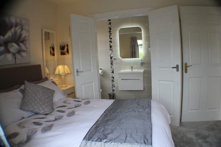 Bedroom and en-suite