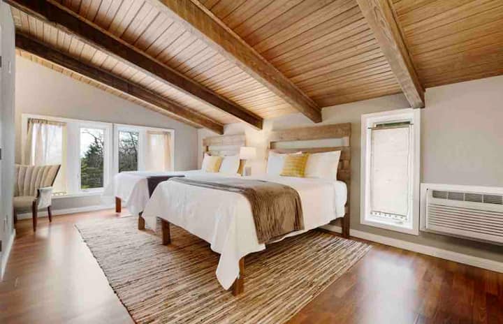 Birds Nest
Double Queen and Twin Bedroom boasting outstanding views, private work space, cozy reading landing, Cinderella balcony, personal climate controls, and on-suite luxury Bath