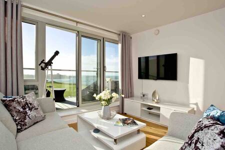 Sunset @ Lusty Glaze - Sea Views & Private Parking