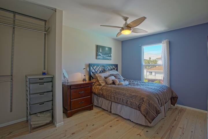 Quarto principal com acesso direto ao banheiro!
