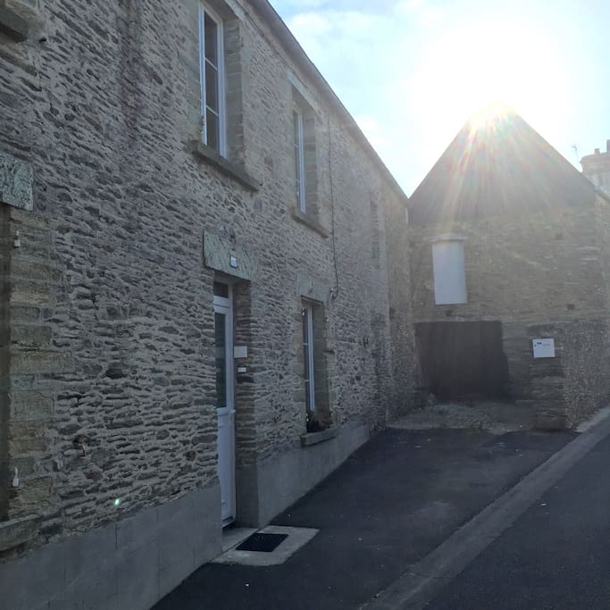 La maison côté rue, on peut se garer juste devant.