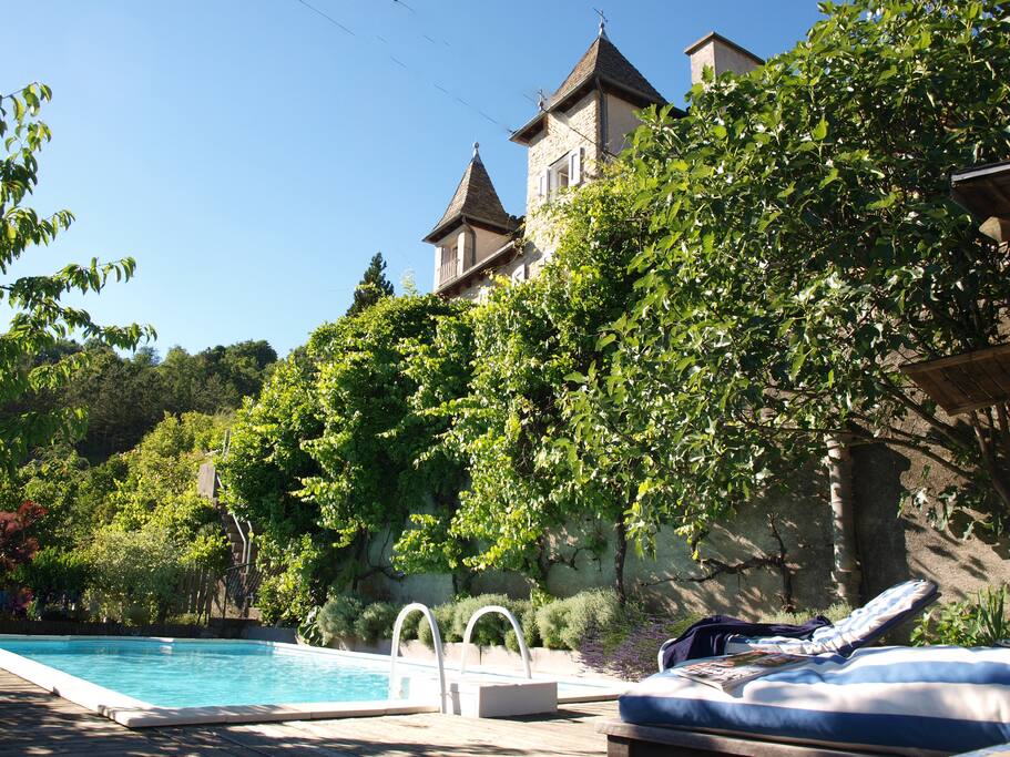 avec sa piscine dominant la ville de Marvejols.