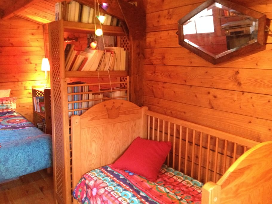 Si vous venez avec votre bébé jusqu'à 3 ans, on ferme avec les barreaux. Une table à langer est aussi à disposition .