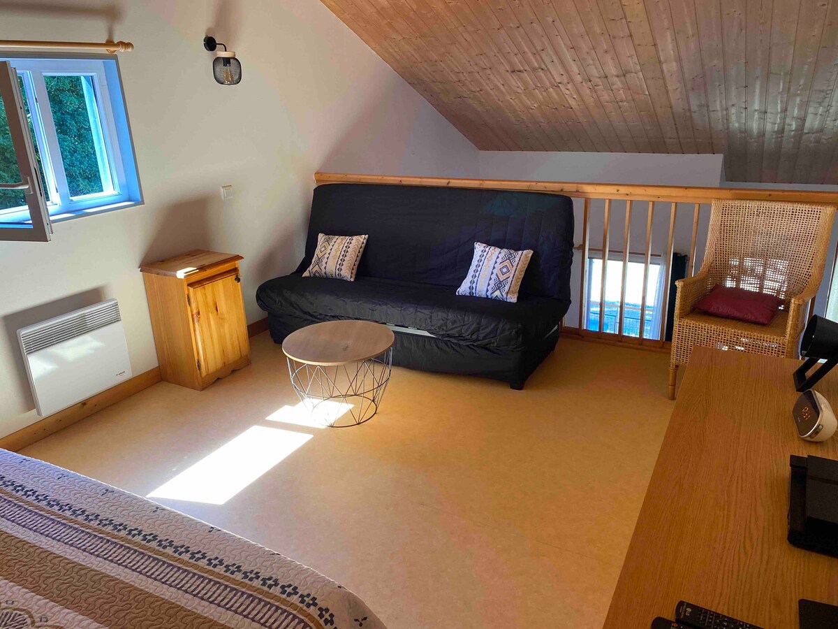 En el mezzanine, un sofá cama 