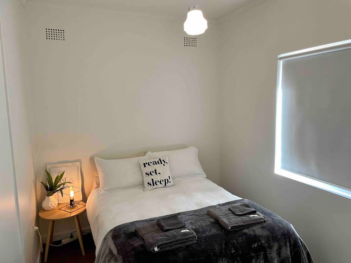 Spavaća soba 2 - svježe je obojana, a ova udobna soba ima udoban bračni krevet i kompaktni ormarić.