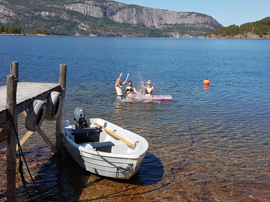 100 meter ned til to hundre meter egen, usjenert strand med stor brygge og strandhus.