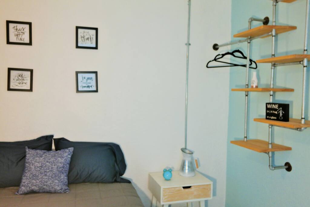 Habitacion con cama matrimonial, baño completo y Smart Tv