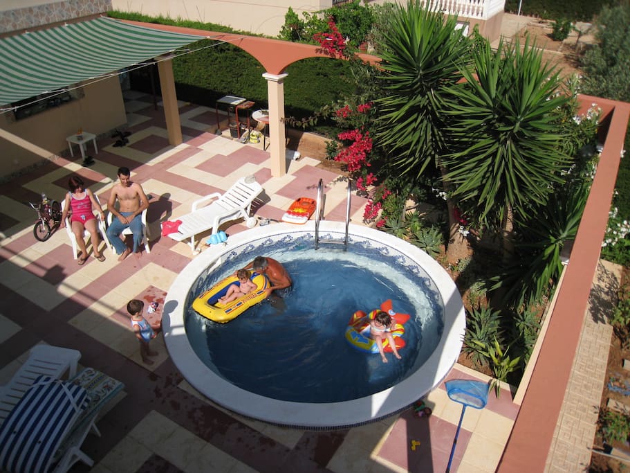 Patio y pequeña piscina. ideal en verano