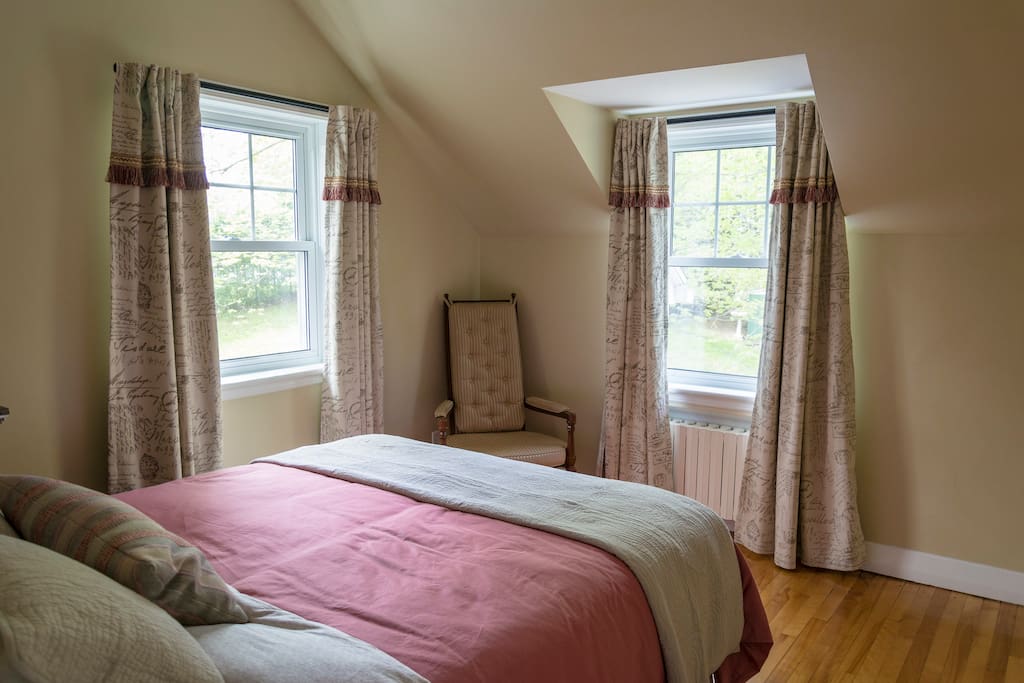 Chambre avec 2 belles fenêtres