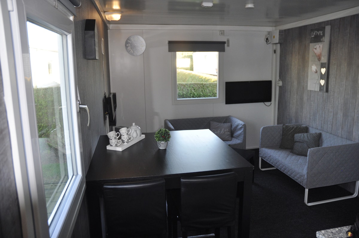 Top Airbnb: 4-person furnished mobile home "Tulp" in Noordwijk Buitengebied