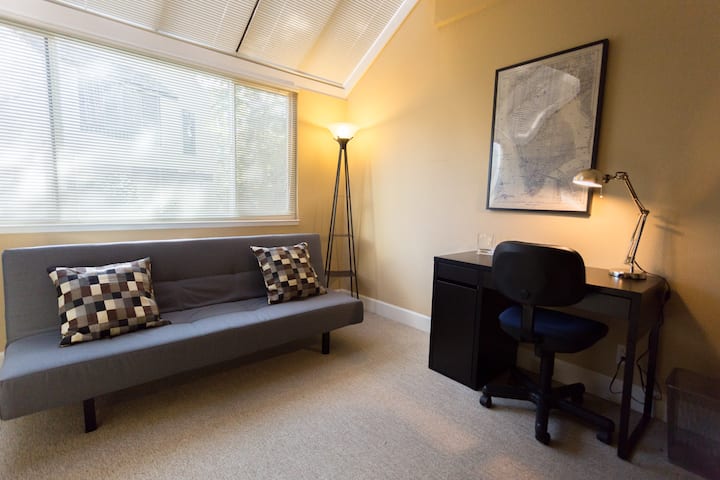 Tercer dormitorio con sofá cama / futón (ACTUALIZACIÓN - el sofá cama ha sido reemplazado por una cama doble - fotos por venir)